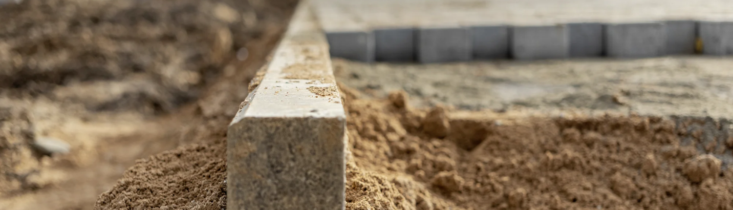 fundament-gruendung-bauprojekt-unterbau Fundamentbereich eines Bauprojekts mit vorbereitetem Untergrund