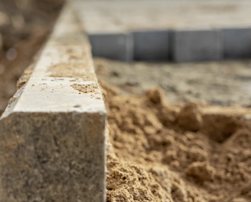 Fundamentbereich eines Bauprojekts mit vorbereitetem Untergrund